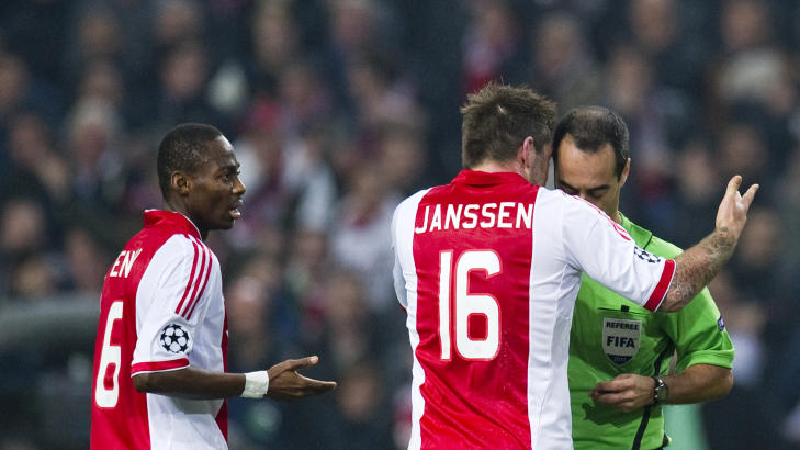 I SJOKK: Ajax-spillerne raste mot dommerne etter to gale offsideavgj�relser, og hum�ret ble nok ikke bedre da resultatet i Zagreb kom tikkende inn.Foto: SCANPIX/REUTERS/Robin van Lonkhuijsen