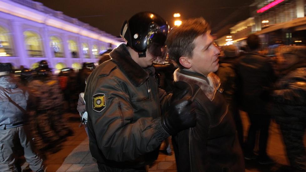 ARRESTERT: En mann blir arrestert i St. Petersburg. Demonstrasjonene i Moskva og St. Petersburg etter s�ndagens valg er den mest dramatiske utfordringen mot Vladimir Putin p� 12 �r.  EPA/ANATOLY MALTSEV