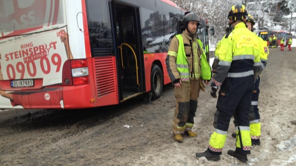 FLERE SKADD: Flere barn ble lettere skadd og bussj�f�ren sittende fast etter at bussen krasjet p� Grefsen i Oslo. Foto: JFO