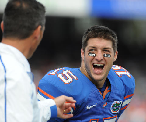 DYPT KRISTEN: Tim Tebow er dypt religi�s, og benytter enhver anledning til � prise Herren for all suksessen. Da han spilte p� Florida Gators, spilte han s�gar med henvisninger til bibelvers under �ynene. Det har han blitt forbudt � gj�re i NFL.Foto: SCANPIX/Al Messerschmidt/Getty Images/AFP