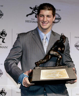 UNIVERSITETSHELT: Tim Tebow er den f�rste som vant det prestisjetunge Heisman-trofeet i et av sine to f�rste �r p� college. Prisen g�r til den mest enest�ende spilleren i universitetsfotballen.Foto: SCANPIX/REUTERS/Shannon Stapleton