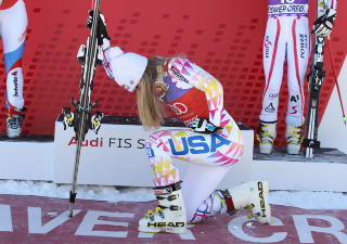 NY FORM FOR PLANKING?: Lindsey Vonn er blant dem som har tatt opp �tebowing�. Det blir ogs� spekulert i en romanse mellom stjernealpinisten og quarterback-kometen etter at nyskilte Vonn var tilstede i Tebow-familiens boks under kampen mot Chicago Bears s�ndag for to uker siden.Foto: SCANPIX/AP Photo/Alessandro Trovati