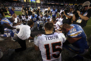 B�NNELEDER: Tim Tebow i b�nn sammen med med- og motspillere under kampen mot San Diego Chargers.Foto: SCANPIX/Donald Miralle/Getty Images/AFP