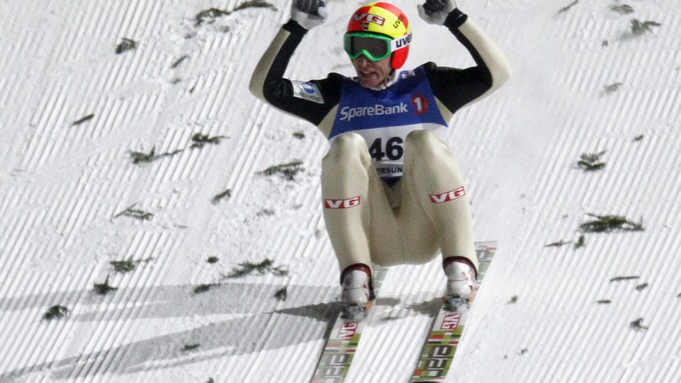 NY VERDENSREKORD: Ingen har hoppet lenger enn Johan Remen Evensen. Supersvevet p� 246,5 meter fant sted i Vikersund 11. februar. I vinter kommer en ny sjanse n�r Vikersund arrangerer VM i skiflyging. De mest optimistiske tror p� hopp over 250 meter. Foto: Daniel Sannum Lauten/AFP/Scanpix