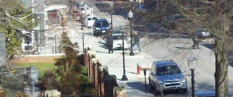 - Politimannen falt ut av bilen da de �pnet bild�ren, de pr�vde � redde han, men m�tte gi opp