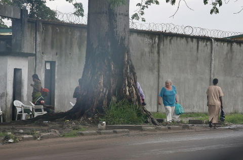 NDOLO-FENGSELET:Diplomat Gunv�r Alida Endresen forlater Ndola-fengselet i Kinshasa der de to d�dsd�mte nordmennene Joshua French og Tjostolv Moland sitter fengslet. Foto: Tore Bergsaker / Dagbladet