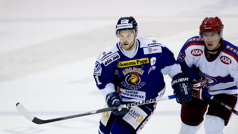 VANT �STFOLDKAMPEN: �stfoldduellen mellom Sparta og Stjernen endte med knepen seier til vertene fra Sarpsborg. Med 3-2 vant Sparta klassikeren knepent. L�renskog p� sin side slo V�lerenga 8-5 i Jordal Amfi. Her er Spartas Jonas Solberg Andersen avbildet i kamp med en V�lerenga-spiller i en tidligere kamp.  Foto: John T. Pedersen/Dagbladet