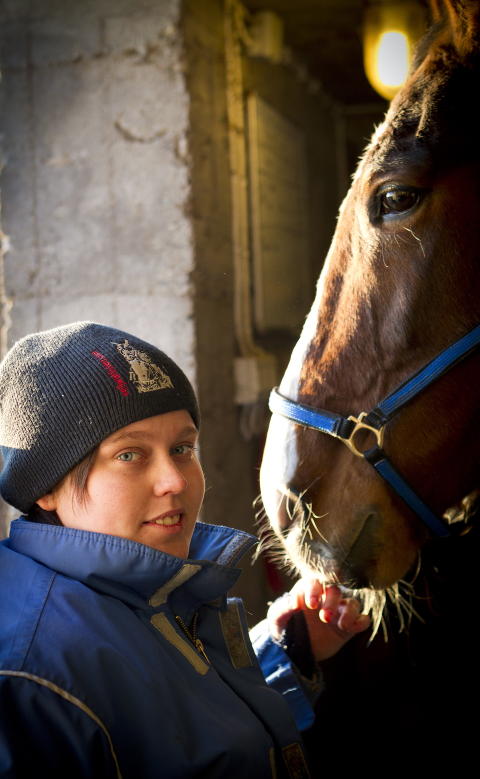 GAMLE KOMPISER: Iris Ramdahl og Flying Canon har gjenopptatt sine daglige rutiner på Stall Smedbakken på Frosta. Foto: Ole Morten Melgård. GAMLE KOMPISER: Iris Ramdahl og Flying Canon har gjenopptatt sine daglige rutiner på Stall Smedbakken på Frosta. Foto: Ole Morten Melgård.