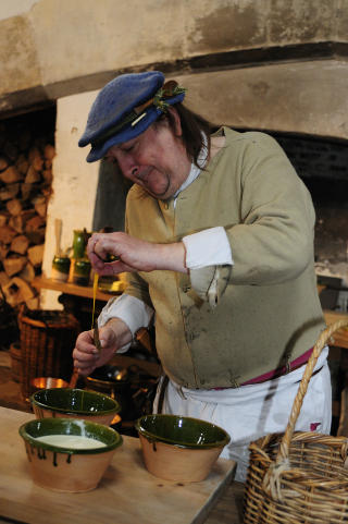 TUDORKJ�KKEN: Marc Hawtree lager mat p� tudorvis i Europas st�rste kj�kken fra tudortida, i kjelleren p� Hampton Court. Foto: MARIANNE WIE