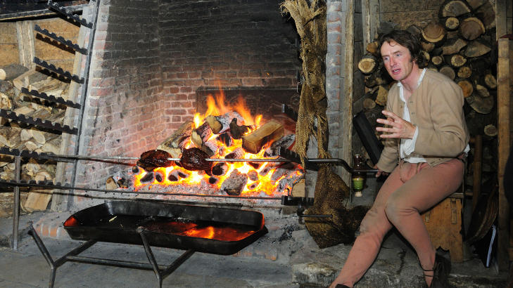 KJ�KKENTJENESTE: P� Henrik VIIIs tid arbeidet fire-fem menn som dreiere ved hvert ildsted. Kj�kkenet p� Hampton Court ble drevet p� milit�rt vis og bare menn var ansatt her. Foto: MARIANNE WIE