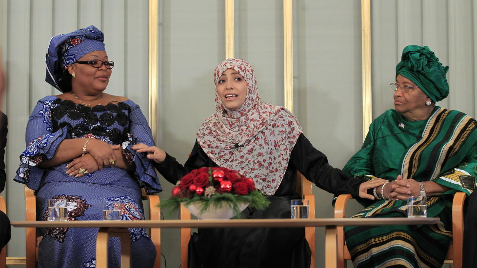 Prisvinnere: De tre fredsprisvinnerne 2011, Liberias president Ellen Johnson-Sirleaf (t.h.), den liberiske fredsaktivisten Leymah Gbowee (t.v.) og menneskerettsaktivisten Tawakul Karman fra Jemen under pressekonferansen i Nobelinstituttet fredag. Foto: Cornelius Poppe / Scanpix