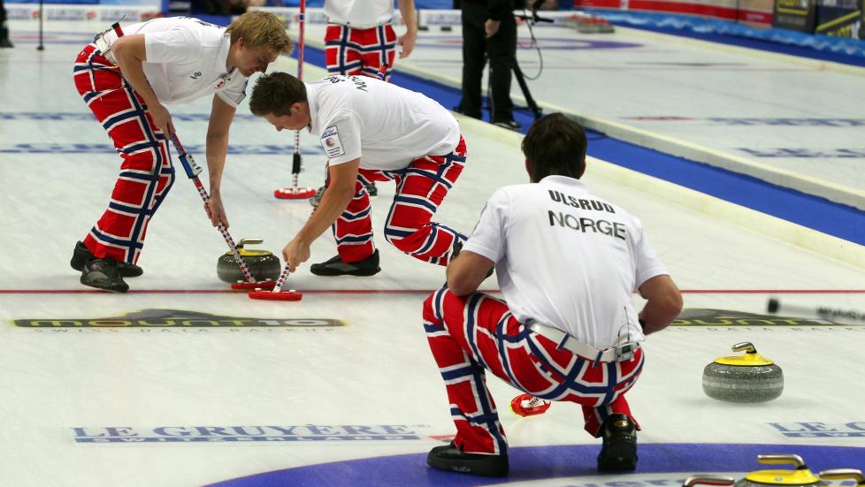 EUROPAMESTERE: Thomas Ulsrud og gjengen slo Sverige og forsvarte EM-tittelen i Russland.Foto: SCANPIX/EPA/SERGEI ILNITSKY