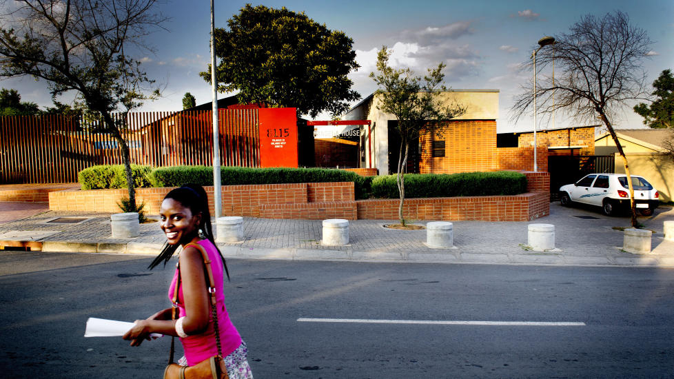 VILAKAZI STREET: Denne gata i Johannesburg har huset to av verdens fredsprisvinnere, Nelson Mandela og Desmond Tutu. Det r�de murhuset hvor Nelson Mandela bodde,  er n� blitt et museum. Guidene er lokale innbyggere i Soweto. Foto: JOHN TERJE PEDERSEN