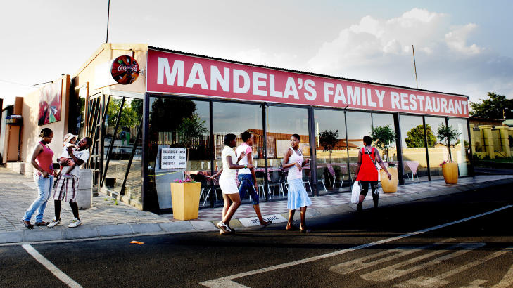 WINNIES RESTAURANT: Nelson Mandelas Family Restaurant p� hj�rnet av Vilakazi Street  drives av ekskona Winnie Mandela. Her serveres  typiske Soweto-spesialiteter til lave priser. Foto: JOHN TERJE PEDERSEN