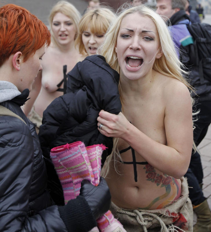 PUPPER SOM V�PEN: Femen vet hvordan de skal f� oppmerksomhet om det de er opptatt av.Foto: AP Photo/Ivan Sekretarev/Scanpix