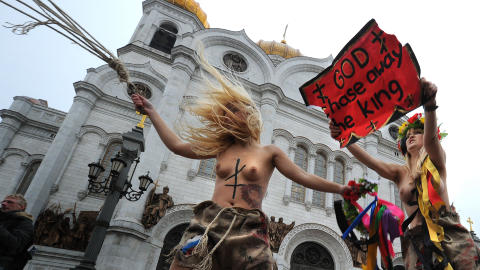 VIL FJERNE PUTIN: Femen kaller Putin foraktelig for �Tsaren� og �Kongen�.  Foto: AFP PHOTO/ALEXANDER NEMENOV/Scanpix
