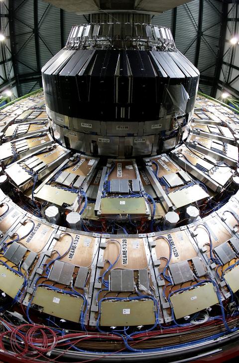 ENORM: Large Hadron Collider (LHC) ved CERN er verdens st�rste partikkelakselerator, og g�r i en ring p� den fransk-sveitsiske grensen n�r Gen�ve. Foto: AP Photo/Keystone, Martial Trezzini/SCANPIX