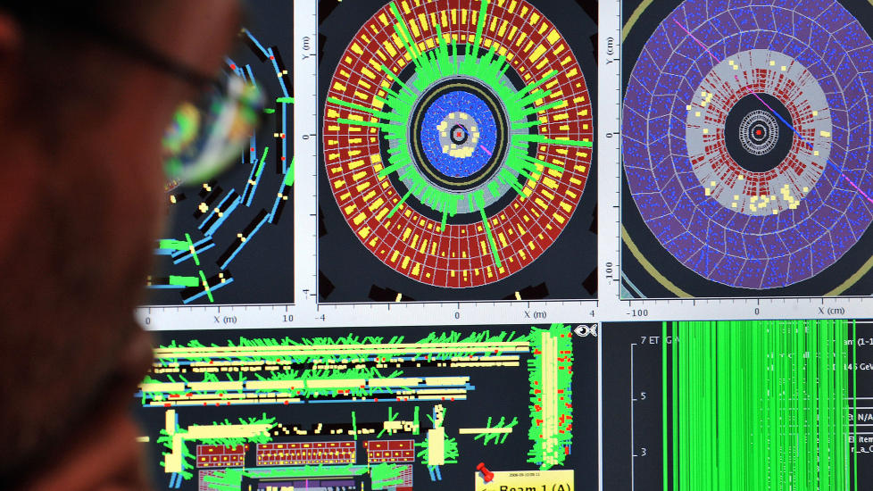 JAKTA ETTER DET UKJENTE: Etter flere utsettelser og teknisk kluss, er partikkelakseleratoren LHC og flere hundre personer omsider i gang med � jakte etter det flyktige og mytiske Higgs-bosonet. Finnes den? Ingen vet. Foto: AFP PHOTO / FABRICE COFFRINI / SCANPIX