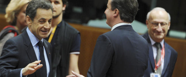 Nekter Sarkozy � h�nd-hilse p� Cameron her?