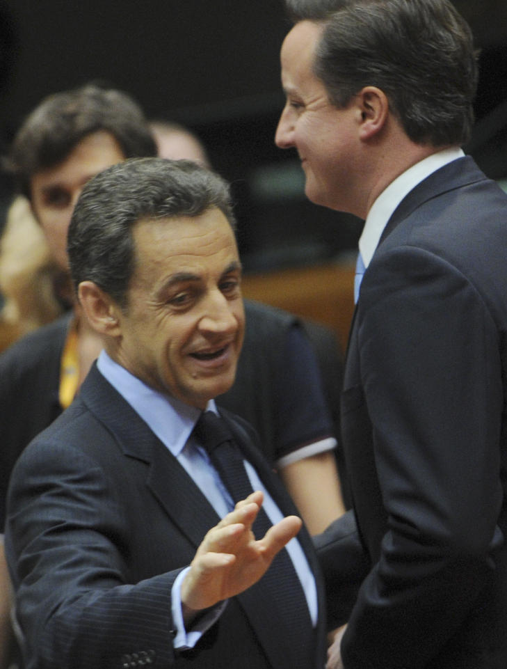 G�R VIDERE: Sarkozy tar ikke Cameron i h�nda, men g�r videre med l�ftet arm. Foto: AP Photo/Geert Vanden Wijngaert/Scanpix