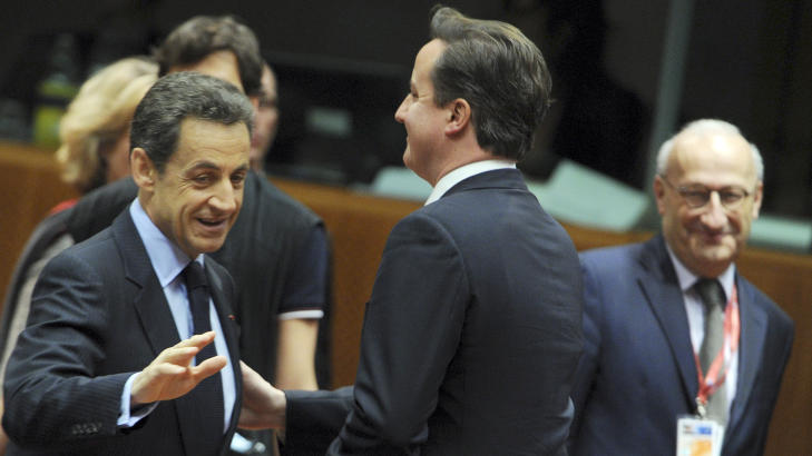 KLAPPER P� SKULDRA: Hvis Cameron f�ler seg hilselurt her tar han seg raskt inn og klapper sin franske kollega p� ryggen. Foto: AP Photo/Geert Vanden Wijngaert/Scanpix
