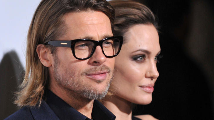 SNAKKER MED BRAD: Angelina Jolie og Brad Pitt er hjemmekj�re, og liker best � bruke tid sammen med familien. Derfor er det egentlig bare Pitt skuespillerinnen virkelig snakker med. Foto: Stella Pictures