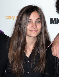 N� f�lger Paris Jackson i pappas fotspor