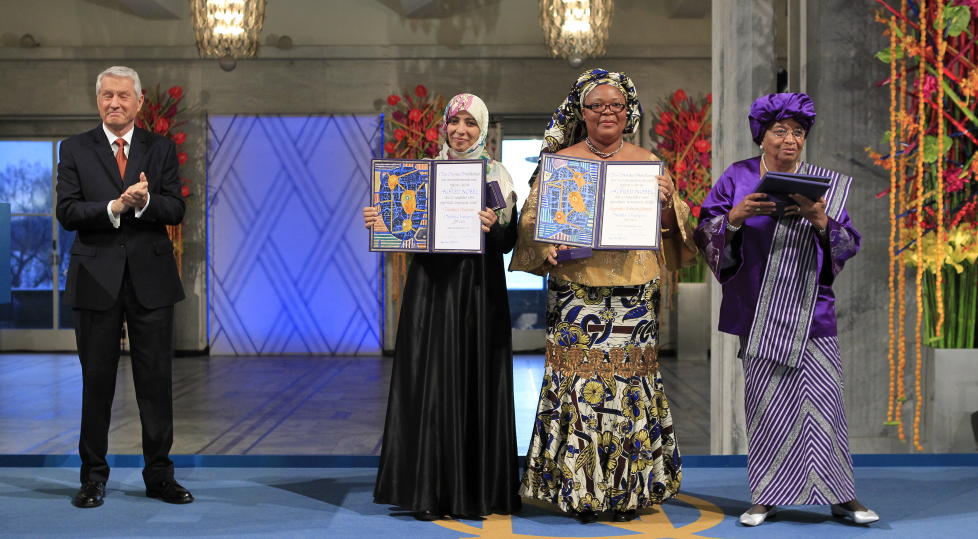 FREDSPRISVINNERE: Leder for Nobelkomiteen Thorbj�rn Jagland klapper for prisvinnerne Tawakul Karman fra Jemen, Leymah Gbowee og Ellen Johnson-Sirleaf. Foto: Cornelius Poppe / SCANPIX
