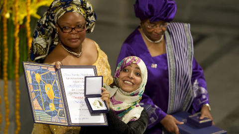 GLEDE: Menneskerettsaktivisten Tawakul Karman fra Jemen jubler med sin pris foran fredsaktivisten Leymah Gbowee (bak t.v.) og Liberias president Ellen Johnson-Sirleaf. Foto: AFP/Odd Andersen/Scanpix