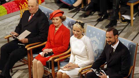 P� PLASS: Kong Harald, dronning Sonja, kronprinsesse Mette Marit og kronprins Haakon var til stede under utdelingen. Foto: Reuters/Leonhard Foeger/Scanpix
