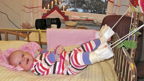 TO UKER I STREKK: Slik l� Ariel lenket til sengen 23 timer i d�gnet. De ansatte p� sykehuset i Fredrikstad kalte henne Solstr�len. Foto: Privat