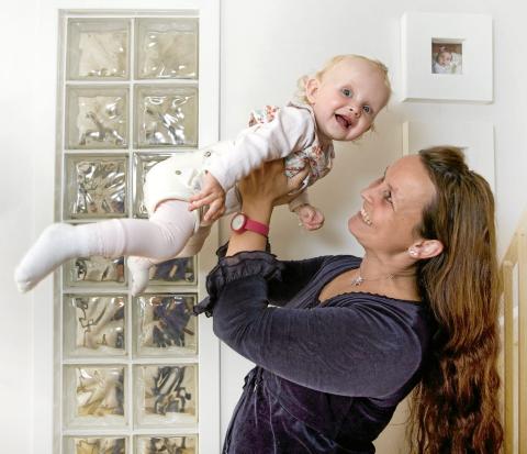 SER FRAMOVER: Mamma har et godt h�p om at Ariels hofter en dag kan bli helt i orden. Anne Elisabeth N�ss