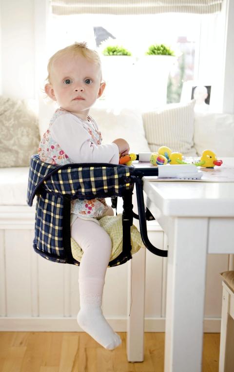 MORMOR-STOLEN: Ariel bruker fortsatt denne spesialtilpassede hengestolen, hvor sidene er sk�ret bort slik at beina f�r stikke ut. Det tok en v�kenatt for mormor � komme p� den geniale ideen. Anne Elisabeth N�ss