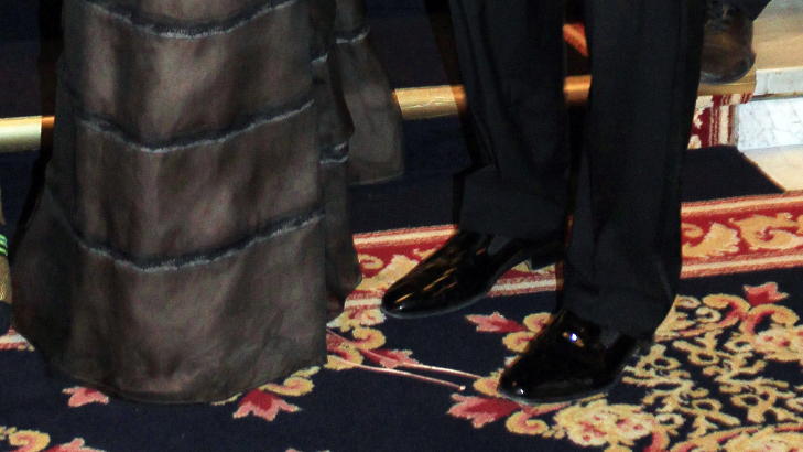 Oslo  20111210.
Nobels fredspris 2011.
Kronprins Haakon og kronprinsesse Mette-Marit ankommer nobelbanketten p� Grand Hotel i Oslo l�rdag kveld. Lissene til kronprinsesse Mette-Marits sko l�snet. POOL
 
Foto: Lise �serud / Scanpix