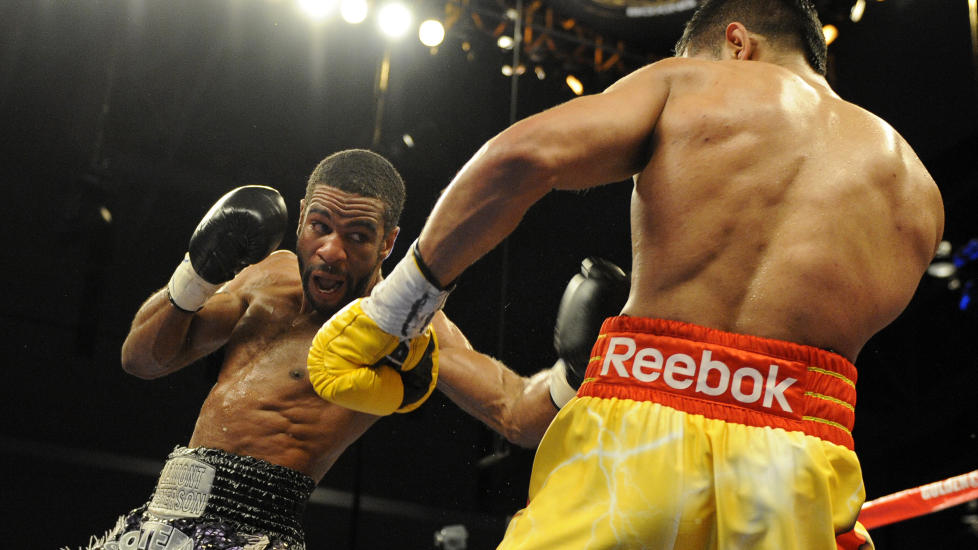 POENGTREKK: Den britiske boksestjernen Amir Khan (t.h) mistet VM-titlene sine da han l�rdag ble trukket to poeng og tapte med dommerstemmene 1-2 mot amerikanske Lamont Peterson (t.v). Foto: AP Photo/Nick Wass