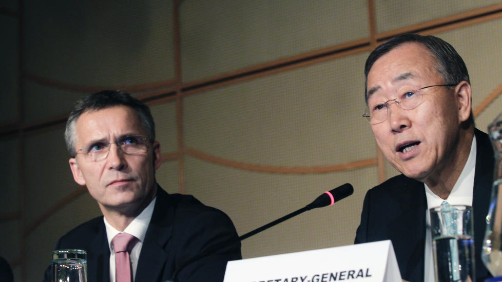 Jens Stoltenberg og FNs generalsekret�r Ban Ki Moon under klimatoppm�tet i Durban. Foto: REUTERS/Mike Hutchings/SCANPIX