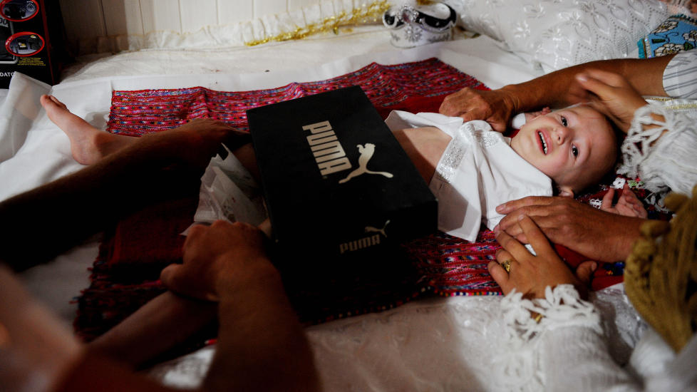 RELIGI�S TRADISJON: Omskj�ring av gutter er en viktig del av muslimsk og j�disk tradisjon. Dette bildet er fra en landsby i det s�rlige Kosovo, der masseinngrepene som utf�res hvert femte �r har preg av en rituell folkefest. I Norge blir 2000 nyf�dte gutter omsk�ret hvert �r. Foto: AFP/Scanpix