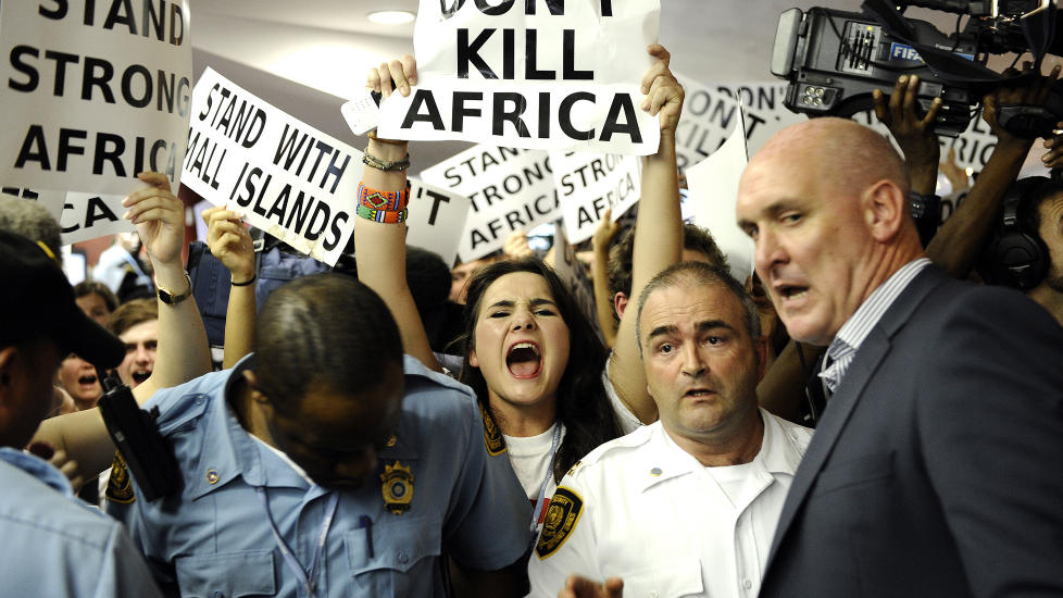 PROTESTERTE: Hundrevis av mennesker demonstrerte i lokalene der klimaforhandlingene foregikk i Durban, fredag 9. desember.  Foto: AFP PHOTO / STEPHANE DE SAKUTIN/ SCANPIX.