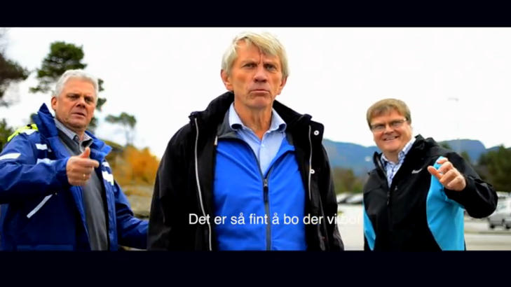 FORN�YDE MED BOPLASS:  Lederne synger at de er glade i kommunen de bor i. Skjermdump: YouTube