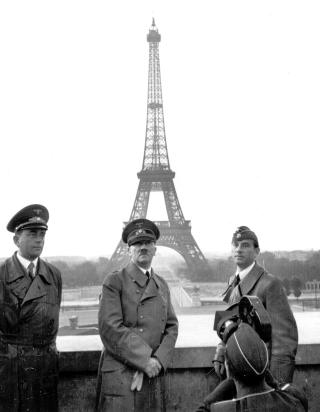 ST�TTESPILLER: Adolf Hitler og Albert Speer (t.v.) i Paris. Rustningsminister Speer ble Hitlers viktigste medspiller de siste m�nedene av krigen - bare overg�tt av Heinrich Himmler. Foto: AP/Scanpix