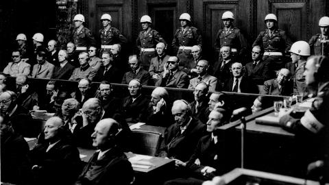 RETTSSAKEN: Tyskerne elsket tilsynelatende Albert Speer fordi han i ramme alvor p�sto at han aldri - f�r etter krigen - hadde h�rt om utryddelsen av j�dene. Hadde anklageren i N�rnberg hatt dokumentasjonen for forbrytelsene til Speer, ville han blitt d�mt til d�den og hengt. Foto: AP/Scanpix
