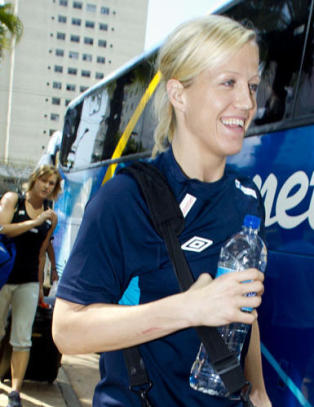 - Nei, nei. Rampen sitter bakerst i bussen