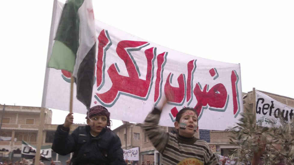 BARNAS KAMP: Ogs� syriske barn har tatt til gatene for � vise sin protest mot Syrias president Bashar al-Assad. Bildet viser to gutter i fredagens demonstrasjon i Adlb. Foto: Reuters/Scanpix