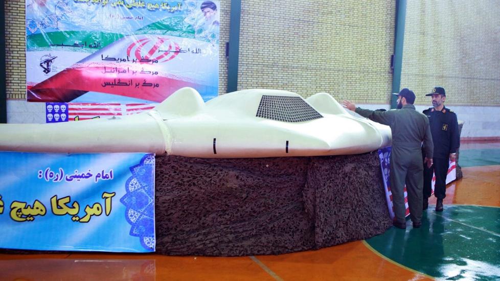 VISER FRAM STOLTHETEN: Iranske milit�re viste 8. desember fram bilder der de inspiserer det som angivelig skal v�re en amerikansk drone. Amerikanerne erkjenner at de savner en drone, men har ikke bekreftet at det er den p� bildet som iranerne har. Foto:  EPA/IRAN'S REVOLUTIONARY GUARD WEBSITE/SCANPIX