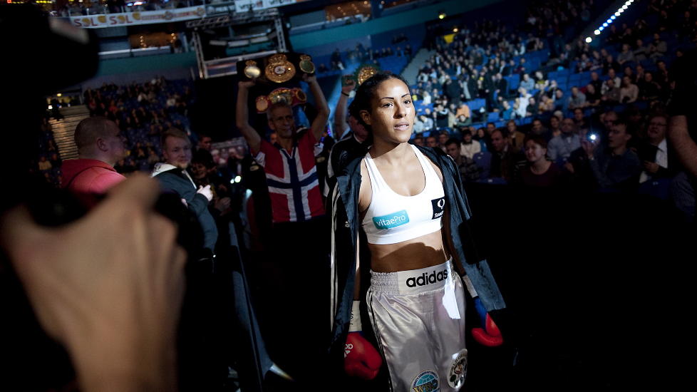 SEIER, SEIER OG SEIER: Cecilia Br�khus avsluttet bokse�ret med teknisk knockout p� Ku'ulei Kupihea i Helsinki. Foto: Foto: Benjamin A. Ward / Dagbladet