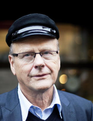 �Champagneflaska st�r p� kj�kkenet hjemme, klar til � �pnes�