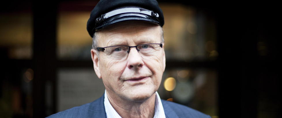 �Champagneflaska st�r p� kj�kkenet hjemme, klar til � �pnes�