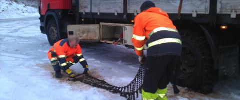 Glatte veier, mye regn og storm på kysten