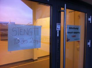 L�STE D�RER: Dagbladet m�tte l�ste d�rer p� Fredrikstad stadion i formiddag. Politi- og skatteaksjonen i stadionlokalene p�gikk fortsatt i 12-tiden.Foto: John Terje Pedersen/Dagbladet
