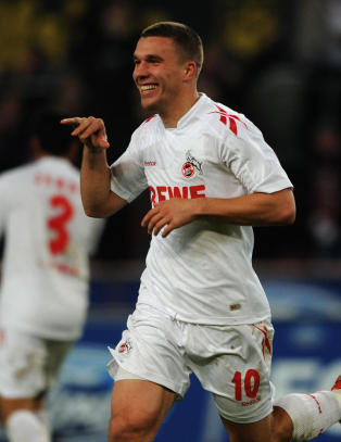 Podolski l�p rett til Solbakken og gnidde ham p� skallen